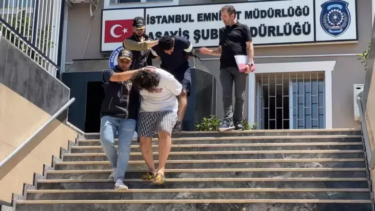 Kendilerini polis olarak tanıtıp yaklaşık 2 milyon lira çalan İranlı 2 kişi tutuklandı