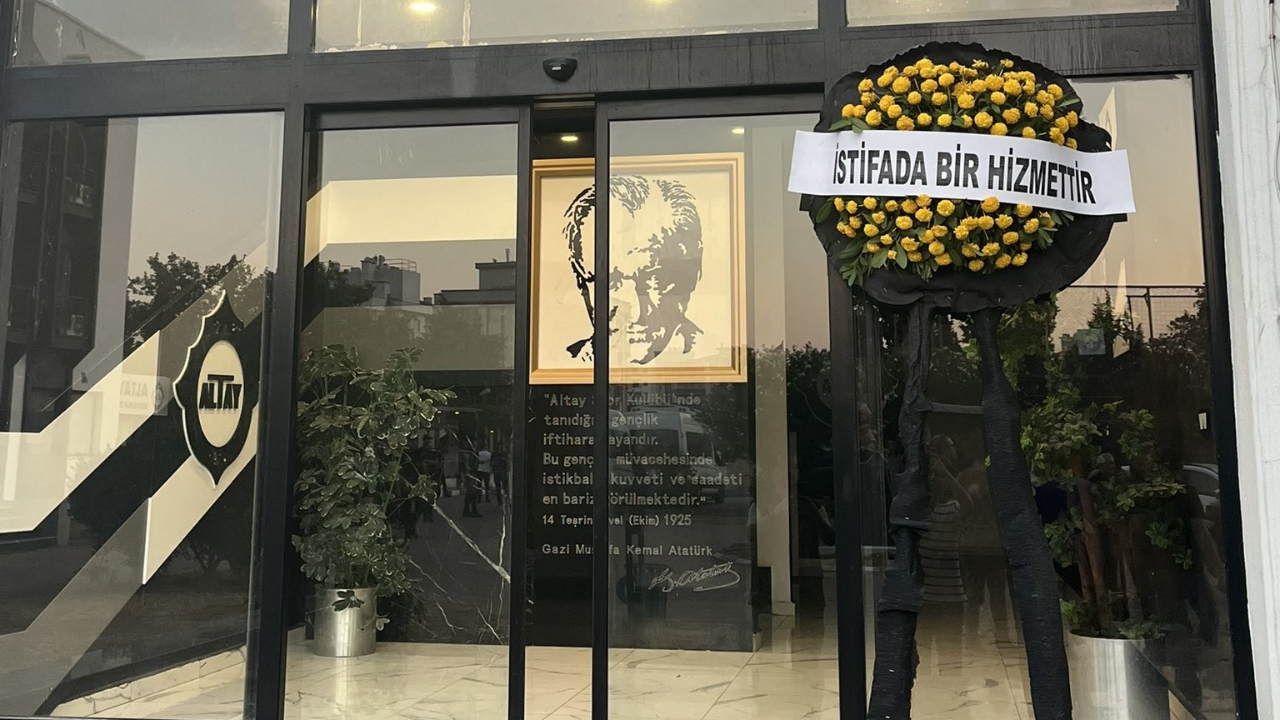 Altay taraftarından siyah çelenk protestosu