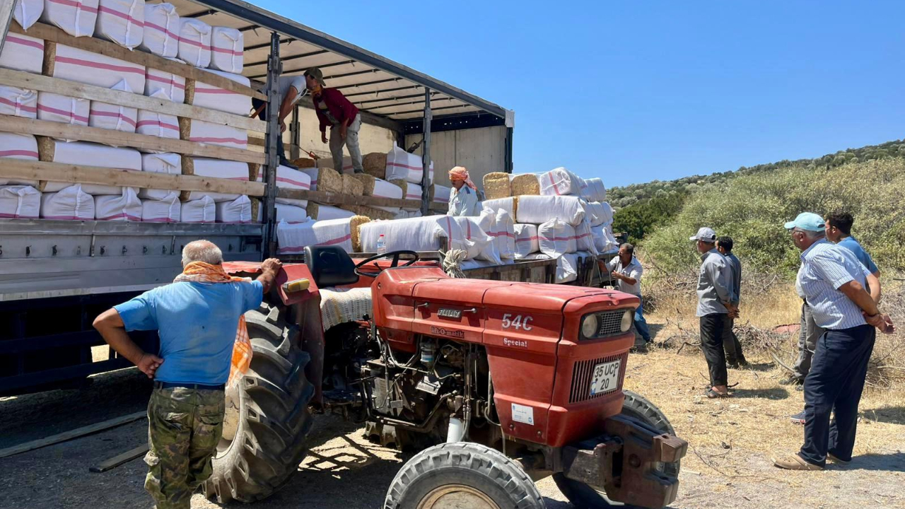 Urla Belediyesinden Zeytineli’ne 19 Ton Saman Desteği