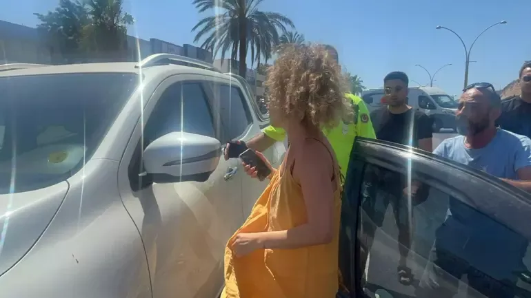 Şarkıcı Dilan Çıtak aracını polisin üzerine sürdü