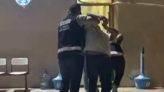 Çeşme’de eğlence mekanında silahlı kavga: 2 yaralı, 2 gözaltı