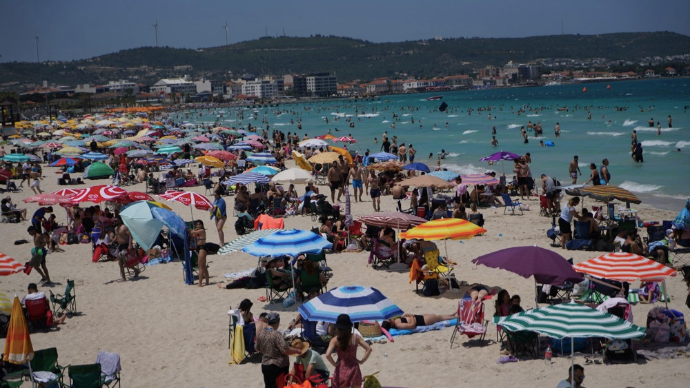 Çeşme Belediyesi plajları bir kez daha Mavi Bayrak kazandı