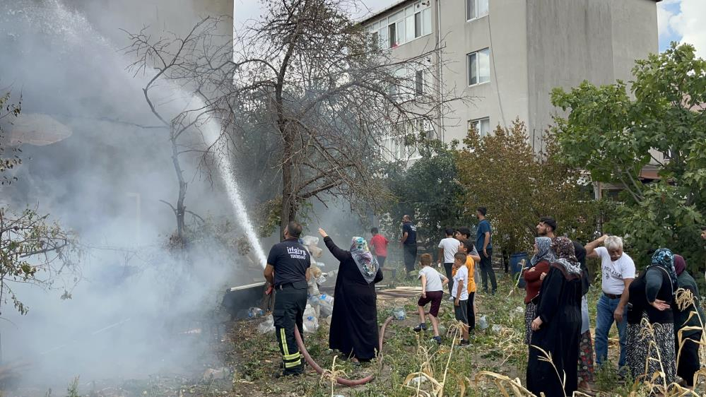 Tekirdağ’da korkutan yangın: İçeride kalan kedilere ağladılar