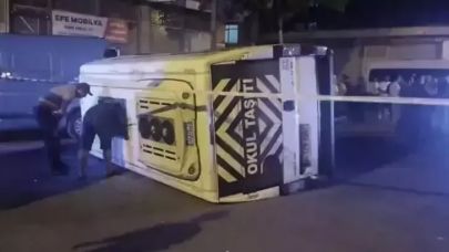 Sultanbeyli'de otomobil ile servis minibüsü çarpıştı