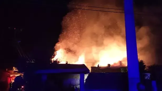 Kütahya’da çıkan yangında 3 ev kullanılamaz hale geldi