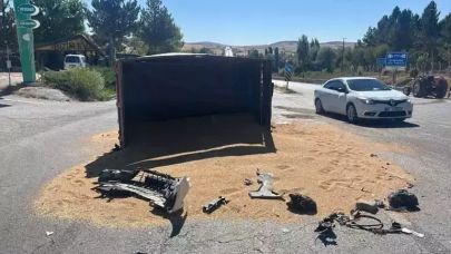 Buğday yüklü traktör otomobille çarpıştı; 3 yaralı