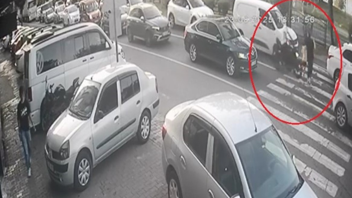 Motosiklet sürücüsü yaya geçidindeki kadına çarptı: 2 yaralı