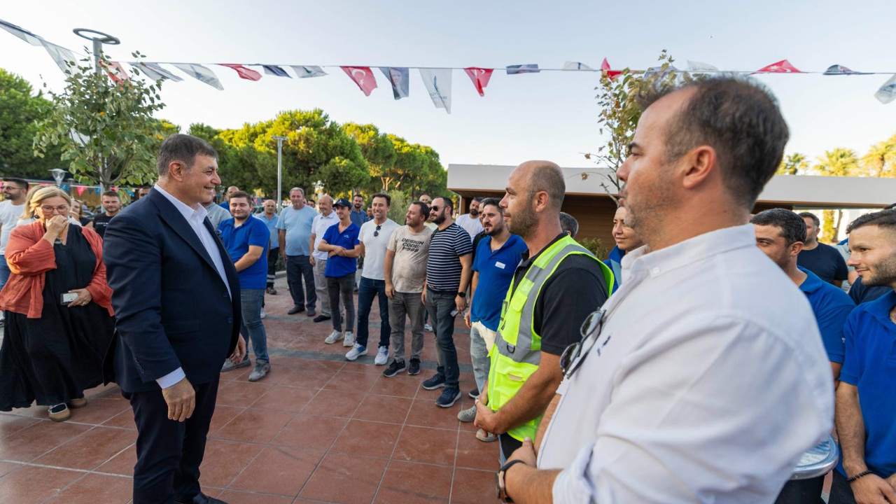 Başkan Tugay Kültürpark Göl Gazinosu’nu işçilerle açtı