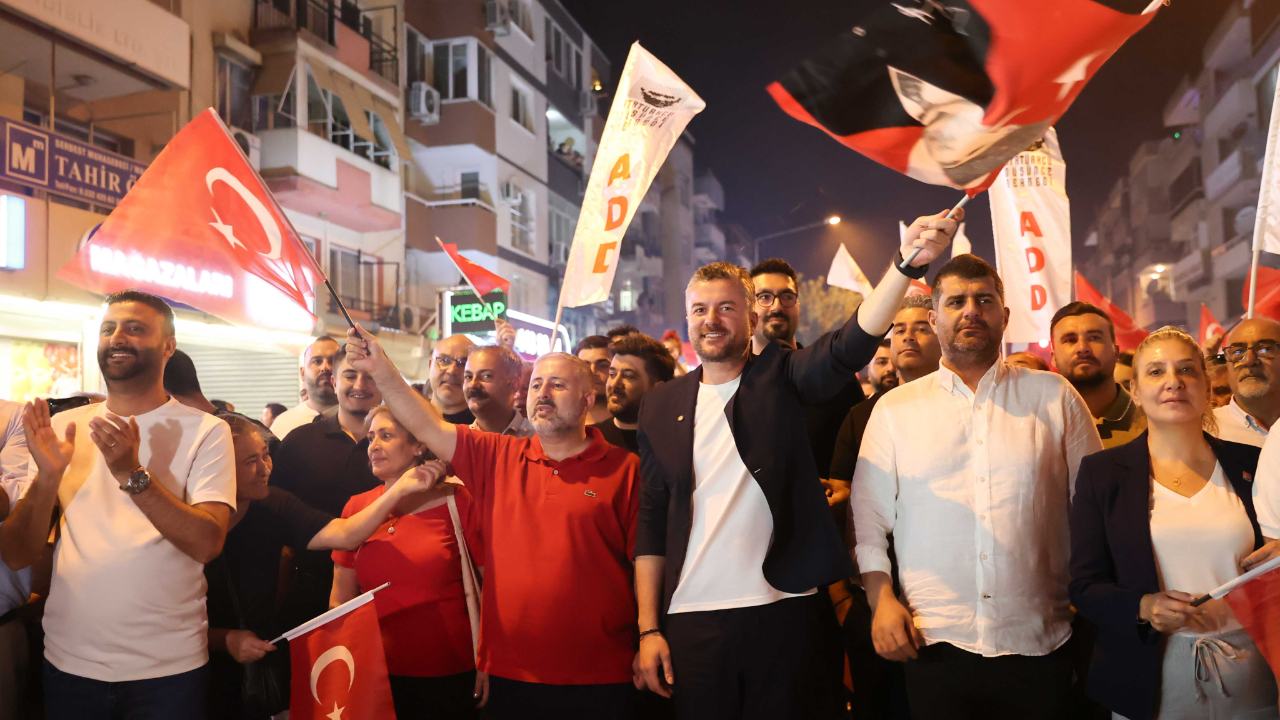 Zafer Korteji Buca’yı aydınlattı