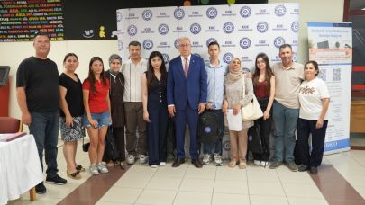 Rektör Budak, öğrencilerin kayıt heyecanına ortak oldu
