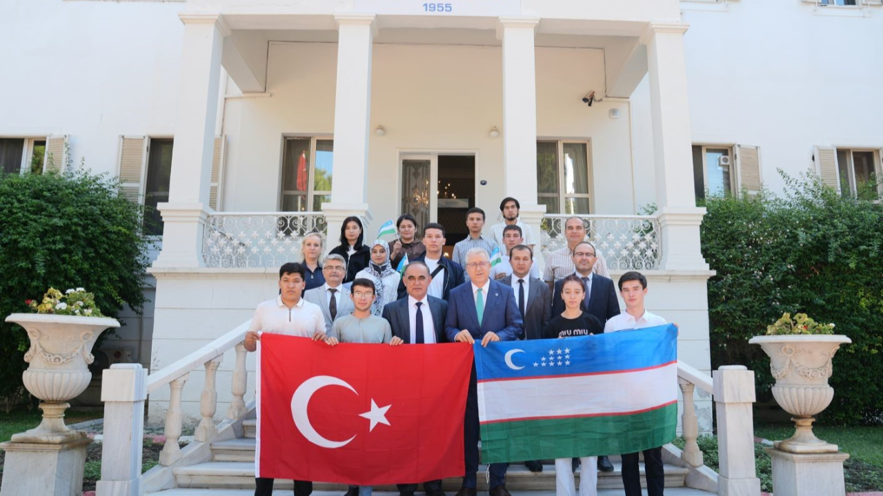 Rektör Prof. Dr. Budak, Özbek öğrencileri ağırladı