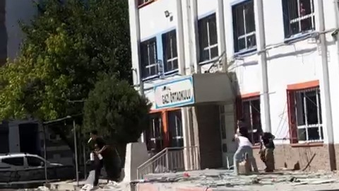 Okulun camlarını kırdılar, bahçesinde ateş yaktılar
