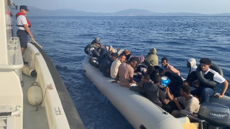 İzmir'de 42 düzensiz göçmen yakalandı, 22'si kurtarıldı