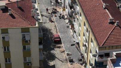 Bayraklı'da yol yenileme çalışmaları hız kesmiyor
