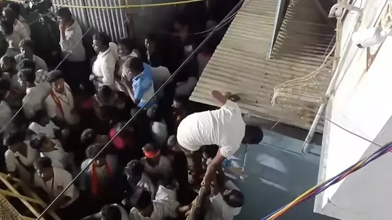 Hindistan'da miting alanında izdiham