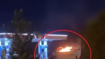 Alev alan kamyonet girdiği akaryakıt istasyonunda söndürüldü