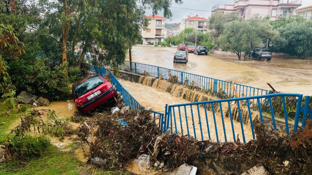 Foça 1 saat süren yağmurun ardından sular altında kaldı