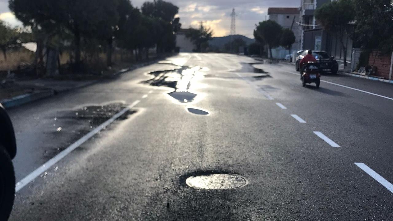 İzmir Büyükşehir'in Helvacı asfaltı 11 günde çöktü