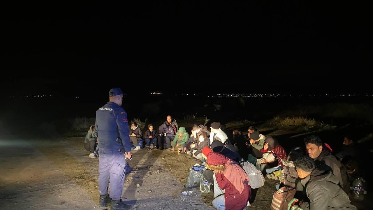 İzmir'de 30 düzensiz göçmen yakalandı