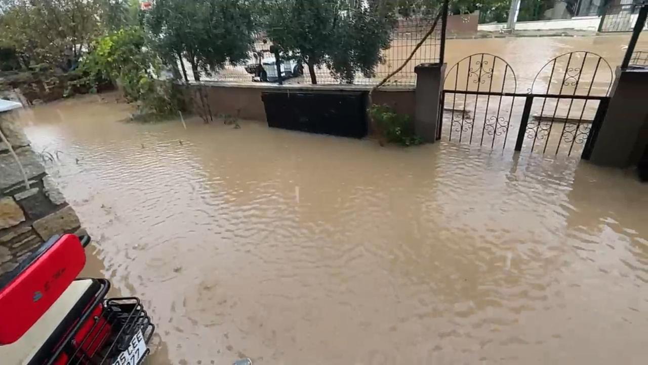 İzmir'de sağanak yağış yolları göle çevirdi