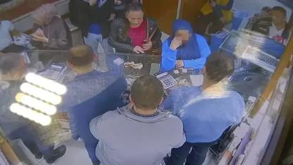 Müşteri gibi girdiği kuyumcudan 2 bileziği alıp kaçtı