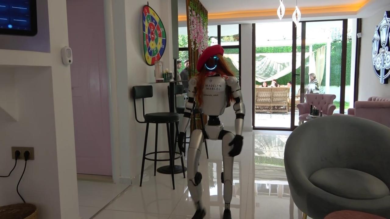 Bursa’da güzellik merkezine robot işçi mesaiye başladı