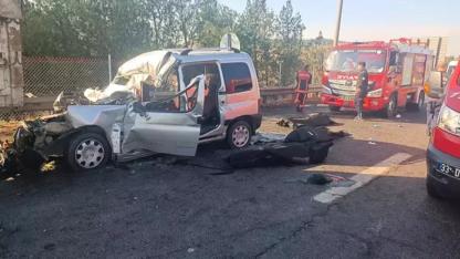 Hafif ticari araç, otoyolda kamyona çarptı