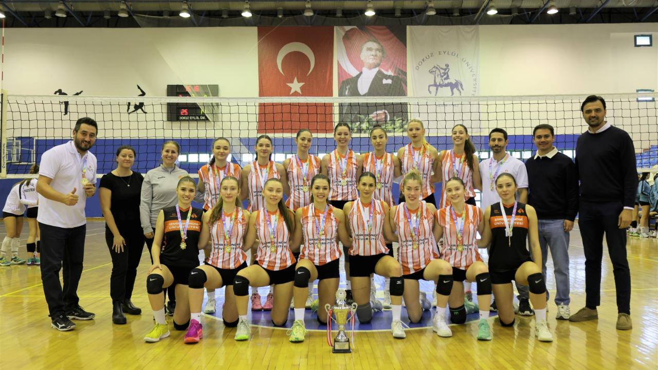 İEÜ, set vermeden şampiyon oldu
