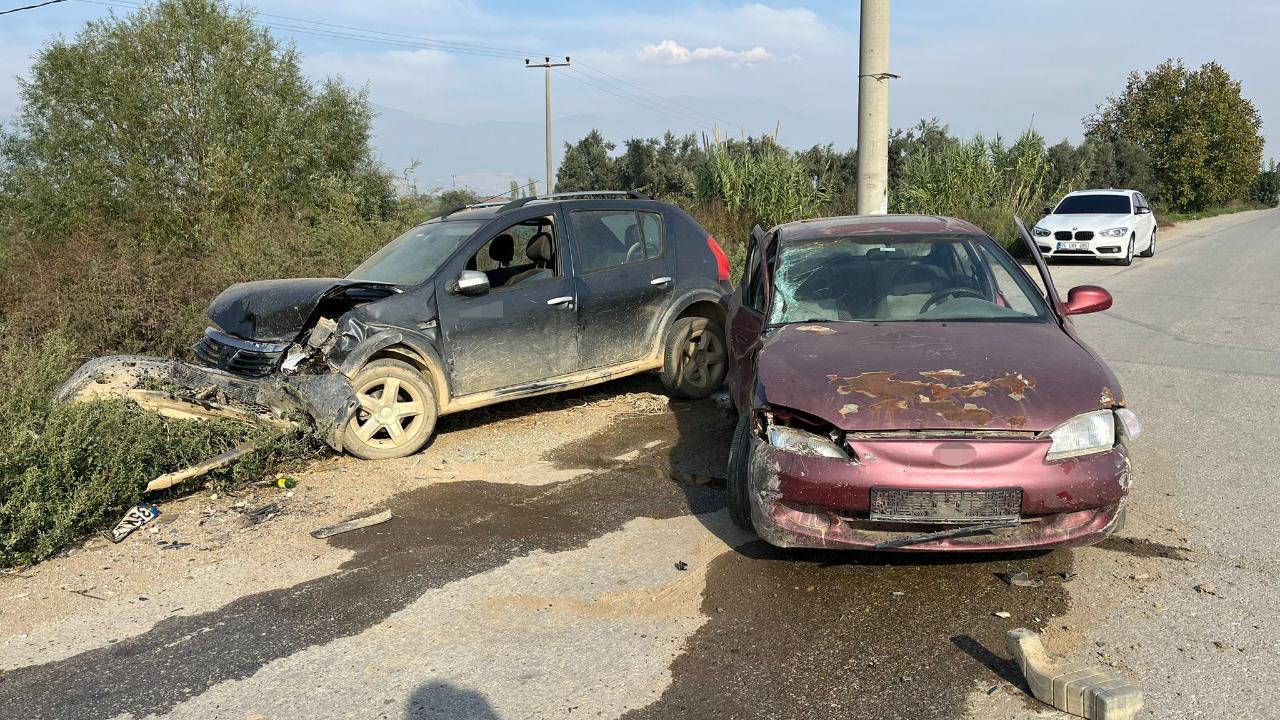 İki araç kafa kafaya çarpıştı: 2 yaralı
