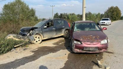 İki araç kafa kafaya çarpıştı: 2 yaralı