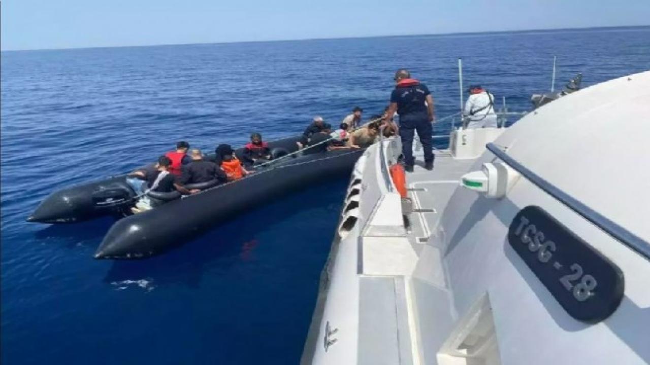 İzmir'de göçmenleri taşıyan lastik bot battı