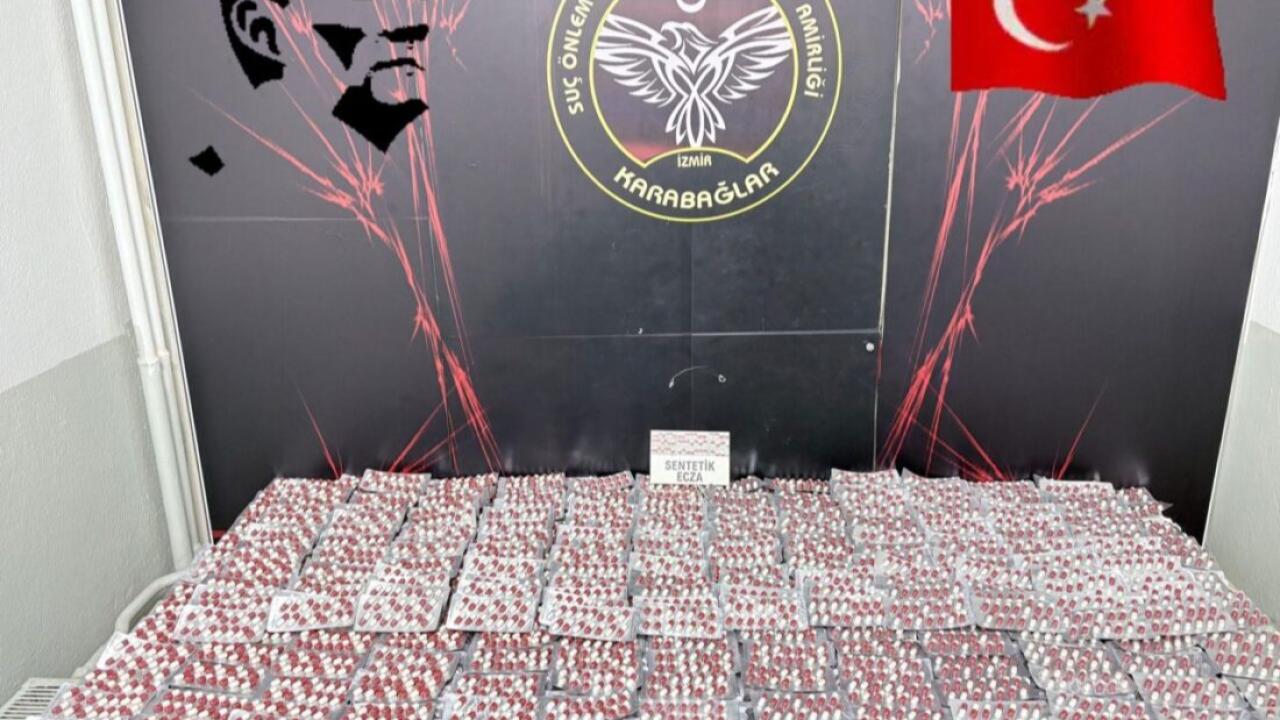 İzmir'de uyuşturucu tacirleri suçüstü yakalandı