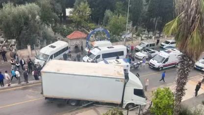 Midibüs ile kamyon çarpıştı