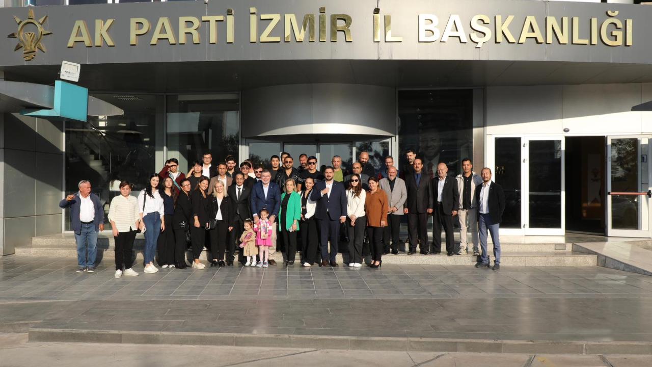 Saygılı, Ak Parti'nin yıldönümünde CHP'lilere rozet taktı