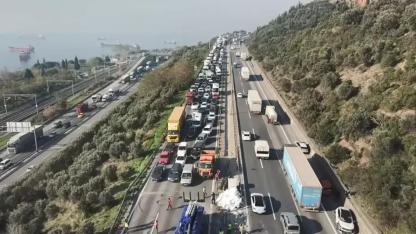 TEM'de, karşı yöne geçen TIR, 3 araçla çarpıştı
