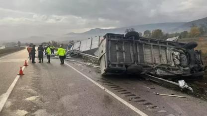 Tokat’ta minibüs, kamyonete çarptı
