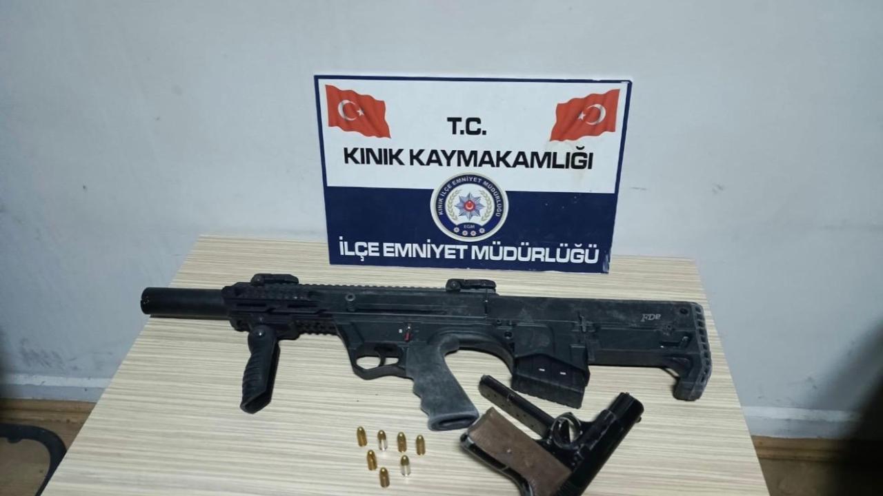 Üzerindeki mermiler ele verdi, evinden ruhsatsız silah ve tüfek çıktı