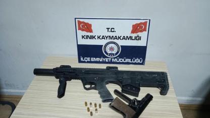 Üzerindeki mermiler ele verdi, evinden ruhsatsız silah ve tüfek çıktı