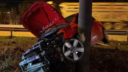Ağaca çarpan otomobilin sürücüsü ağır yaralandı