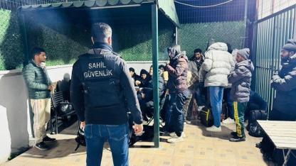 İzmir’de 20 düzensiz göçmen ve 1 göçmen kaçakçısı yakalandı