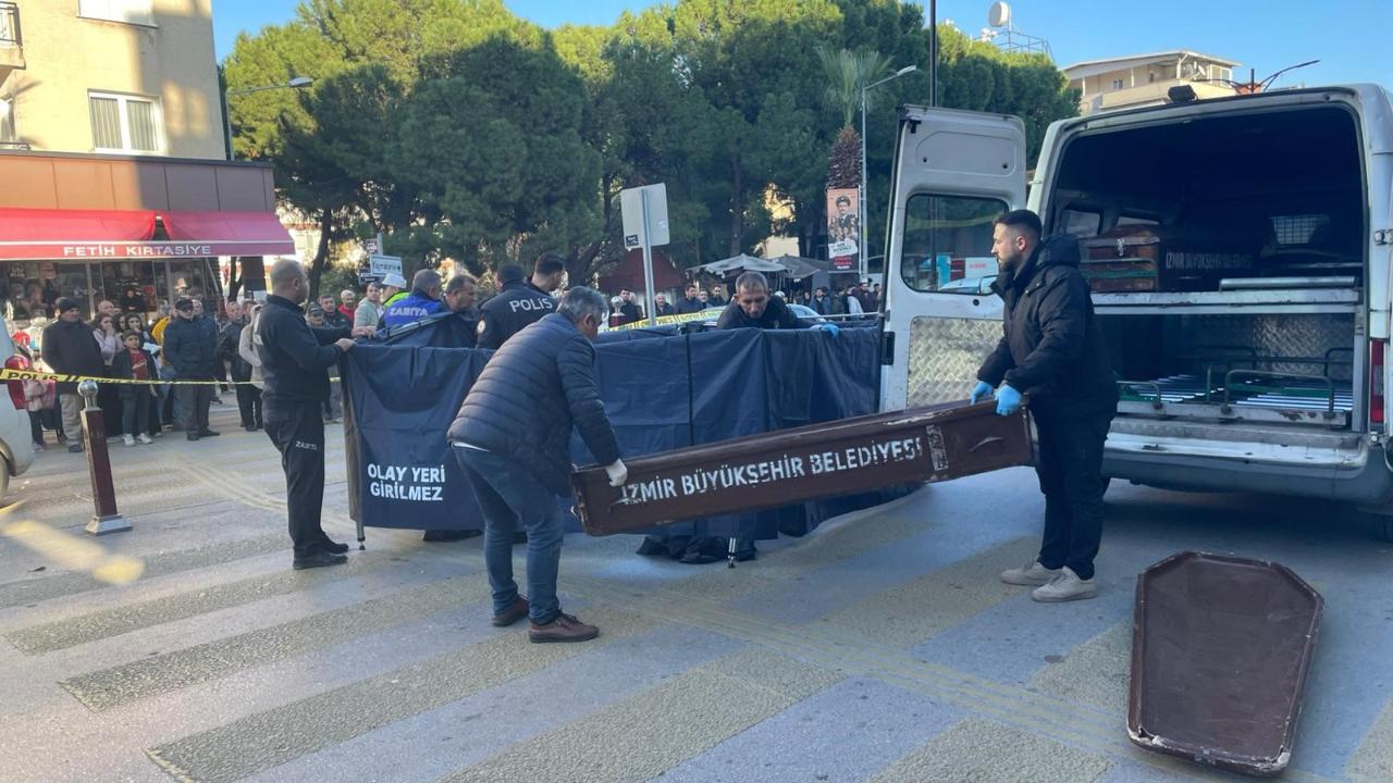 İzmir'de belediyenin çöp kamyonu yaya geçidinde kadını ezdi