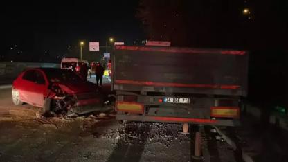 Kağıthane’de otomobil park halindeki TIR'a çarptı