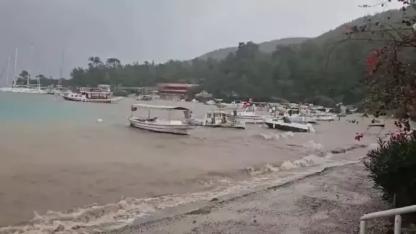 Muğla'da fırtına iskeleleri yıktı