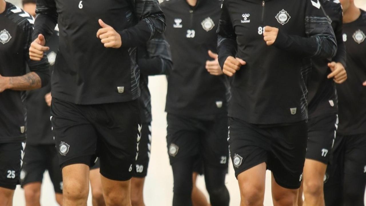 Altay’da iki futbolcu fesih hakkını kullanmadı