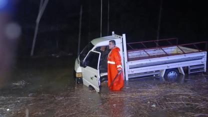 Araçta mahsur kalma ihbarına giden itfaiye sitemle karşılaştı