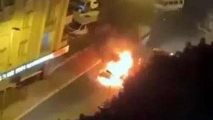 Esenyurt'ta park halindeki otomobil alev alev yandı
