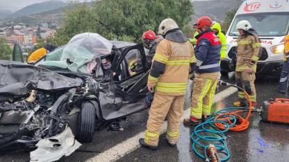 İtfaiye ekiplerinden trafik kazasına hızlı müdahale