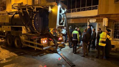 İzmir gece sağanak yağışa teslim oldu