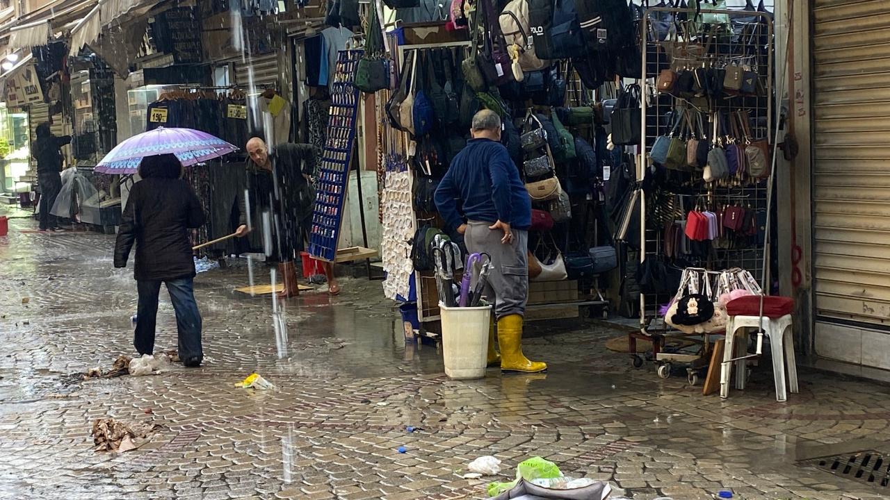 İzmir tarihi Kemeraltı Çarşısı sular altında