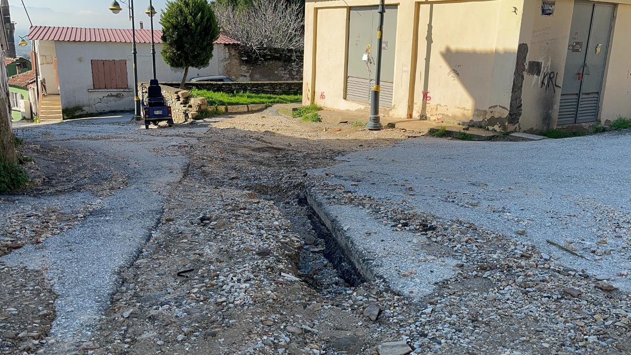 Bayındır'da sürücülerden çukur yollara tepki
